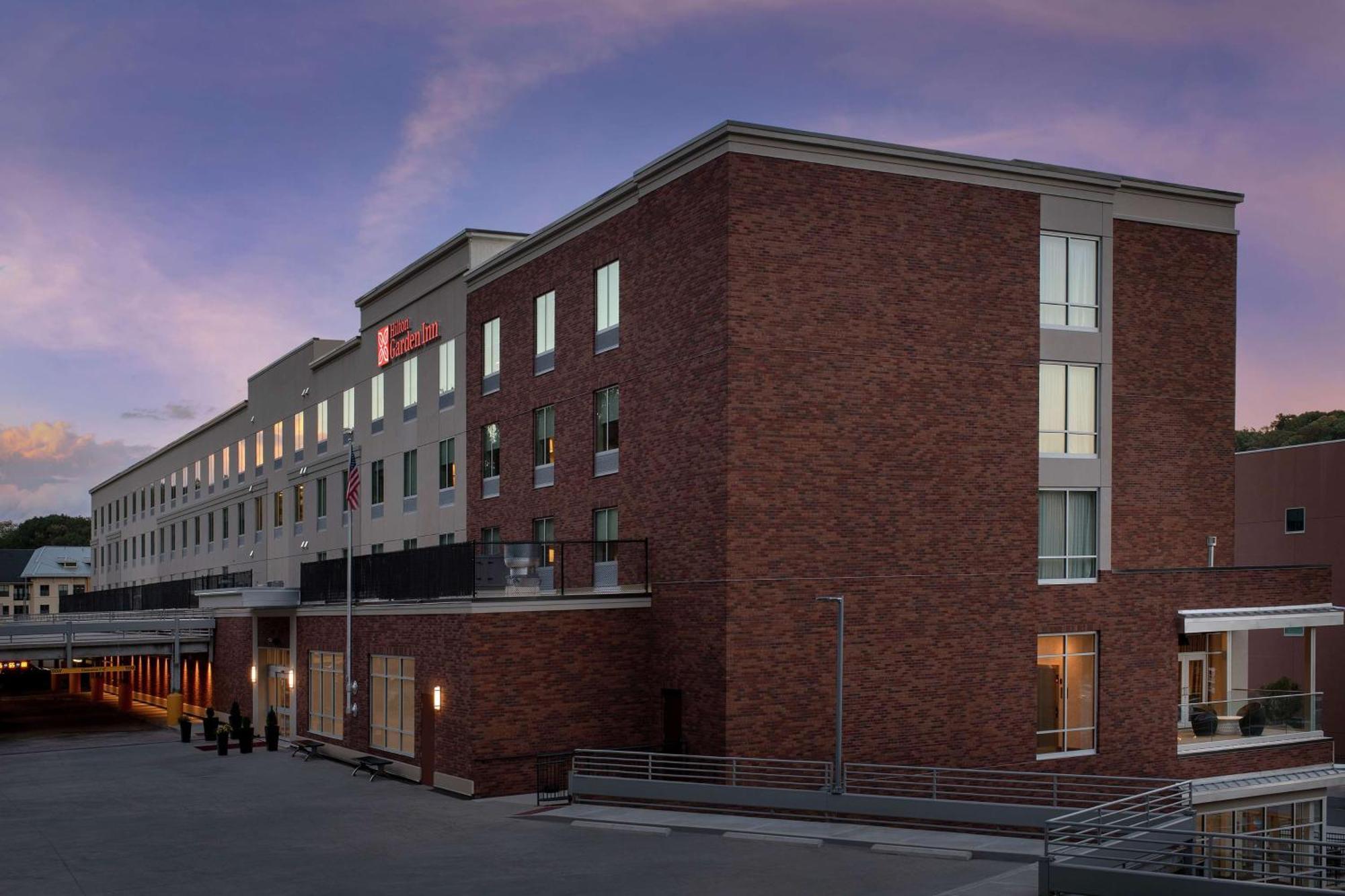 Hilton Garden Westchester Hotel 3*